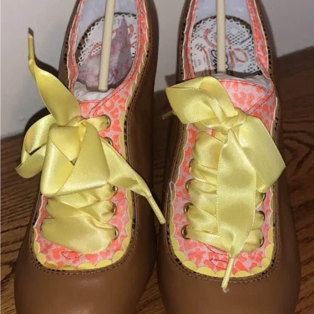 Poetic License Brown and Yellow heels**cute**